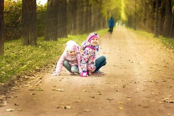 Dvě dívky, které hrají v parku na podzim — Stock fotografie