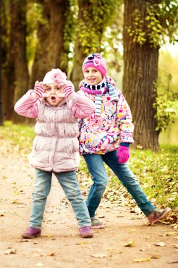 sonbaharda parkta oynayan iki kız