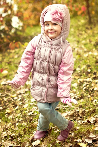 Dziewczynka bawiąca się w parku — Zdjęcie stockowe