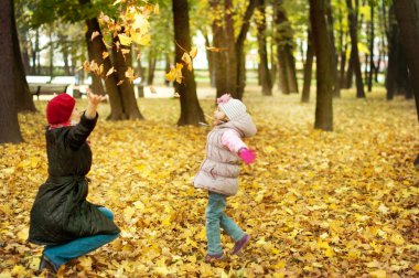 sonbahar Park annesiyle oynayan kız
