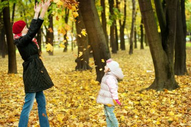 sonbahar Park annesiyle oynayan kız