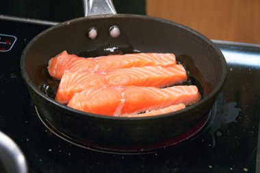 bir tavada taze somon