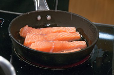 bir tavada taze somon