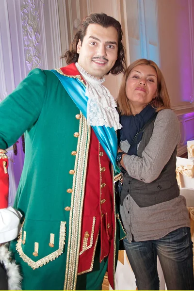 Junger Mann im Anzug von Kaiser Peter dem Großen und dem Fächer — Stockfoto