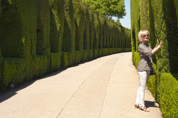 Caucasian woman in the park of the Alhambra, Granada, Spain — Stock Photo, Image