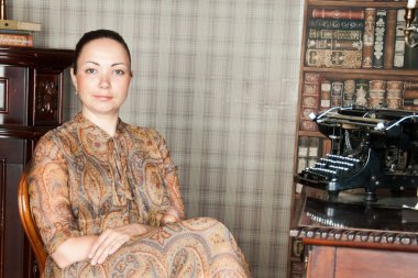 office kütüphanede genç kadın