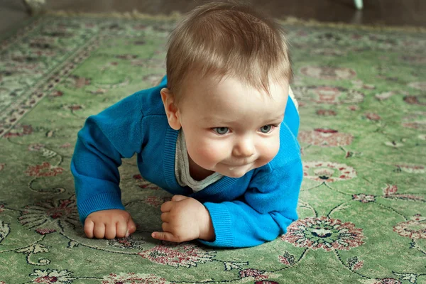 Kleine baby verkenningen — Stockfoto