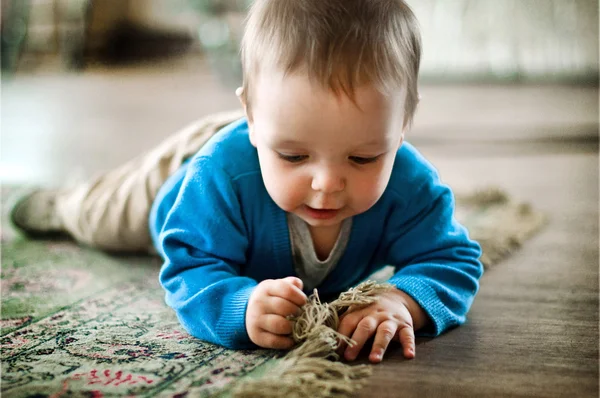 Kleine jongen spelen op de verdieping thuis — Stockfoto