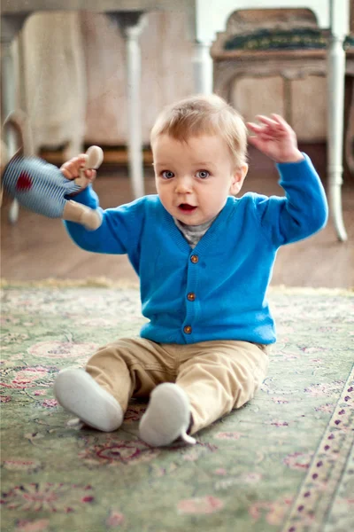 Маленький мальчик играет на полу дома — стоковое фото