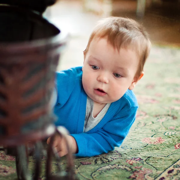 Маленький мальчик играет на полу дома — стоковое фото