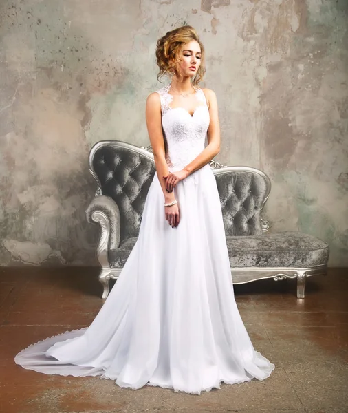 Свадебное платье на модели — стоковое фото