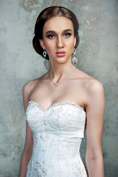 Szép, fiatal lány, egy esküvői ruha — Stock Fotó