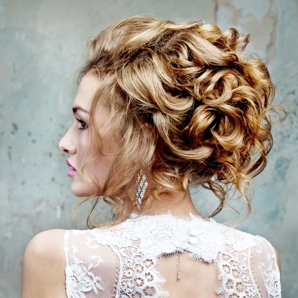 Dívka s nádhernými vlasy v profilu — Stock fotografie