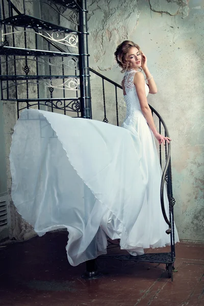 Belle jeune fille dans une robe de mariée — Photo