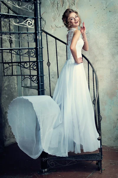 Hermosa joven en un vestido de novia — Foto de Stock
