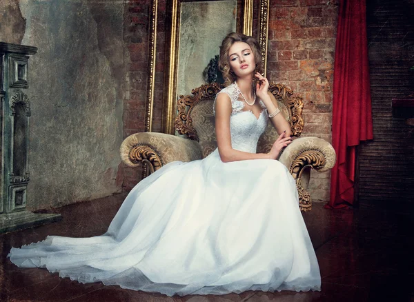 güzel genç kız bir gelinlik