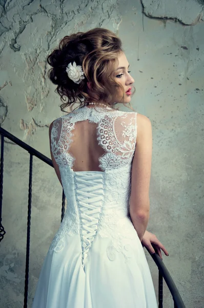 Hermosa joven en un vestido de novia — Foto de Stock