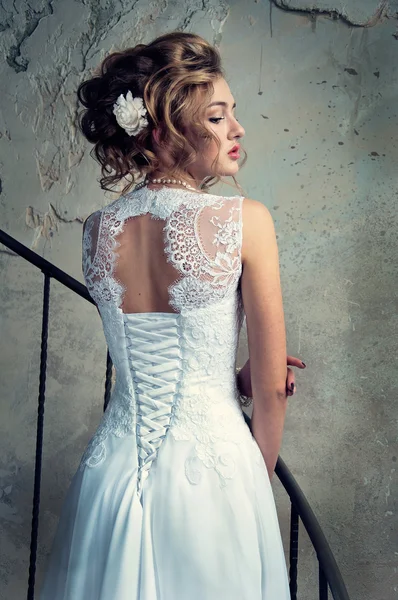 Όμορφο κορίτσι στο φόρεμα της νύφης από το πίσω μέρος για το st — Φωτογραφία Αρχείου