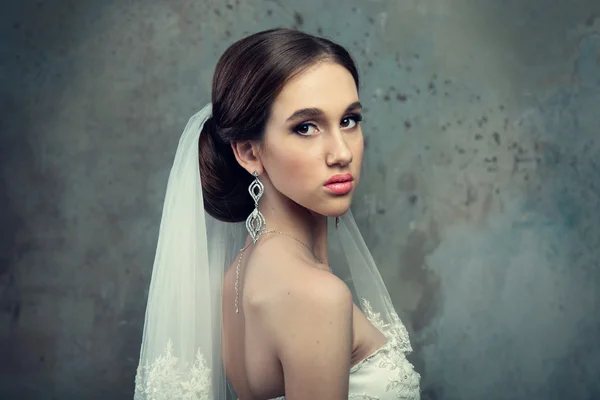 Novia en vestido de novia y velo — Foto de Stock