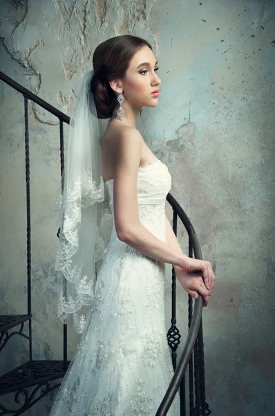 Mariée en robe de mariée et voile — Photo