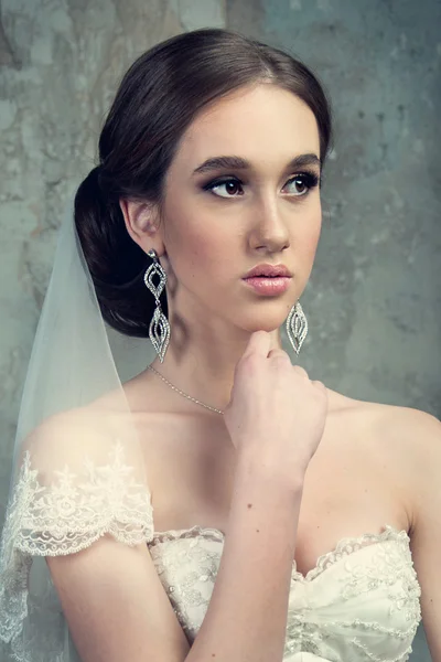 Красивая молодая девушка в свадебном платье — стоковое фото