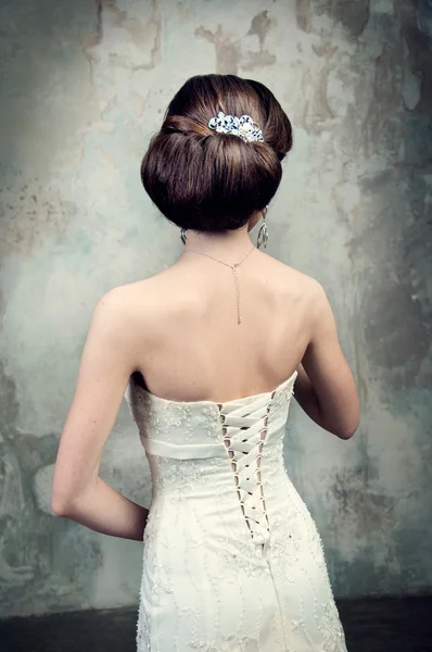 Όμορφο κορίτσι στο φόρεμα της νύφης από το πίσω μέρος — Φωτογραφία Αρχείου