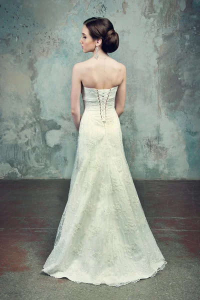 Красивая девушка в платье невесты со спины — стоковое фото
