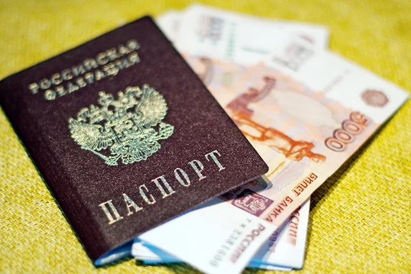 俄罗斯护照，俄罗斯银行存折的钱 — 图库照片