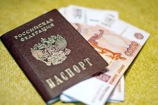 Russische paspoort, Russische geld uit de bank passbook — Stockfoto