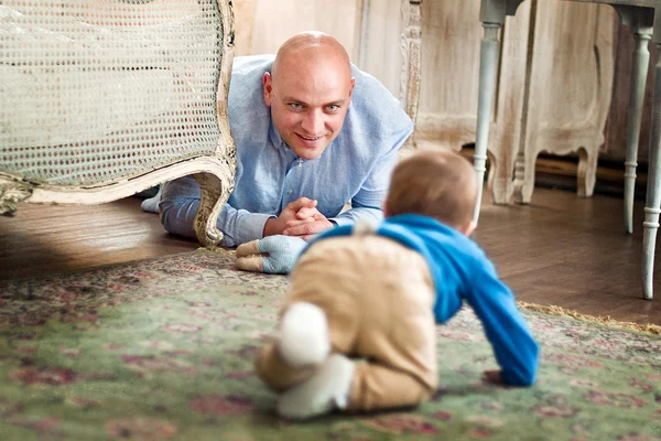 Père jouer avec bébé sur le sol à la maison — Photo