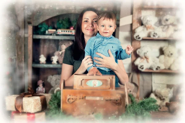 Retrato de Natal de um menino e sua mãe — Fotografia de Stock