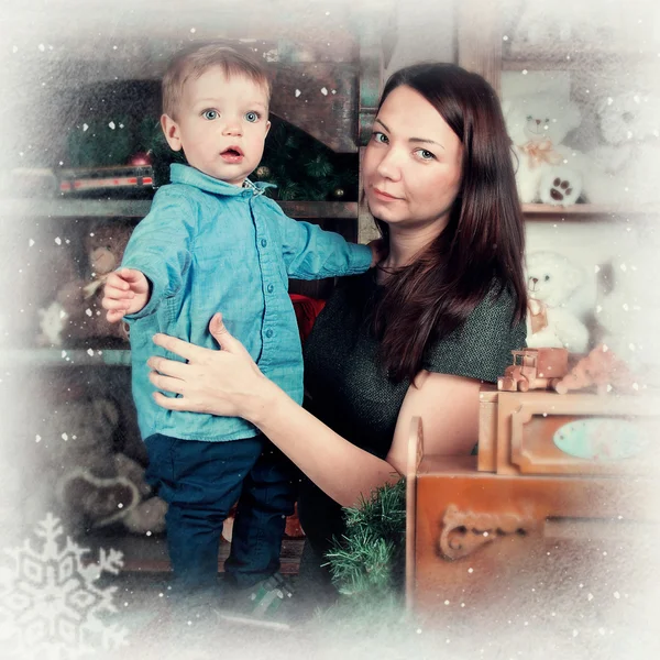 Portrait de Noël d'un petit garçon et de sa mère — Photo