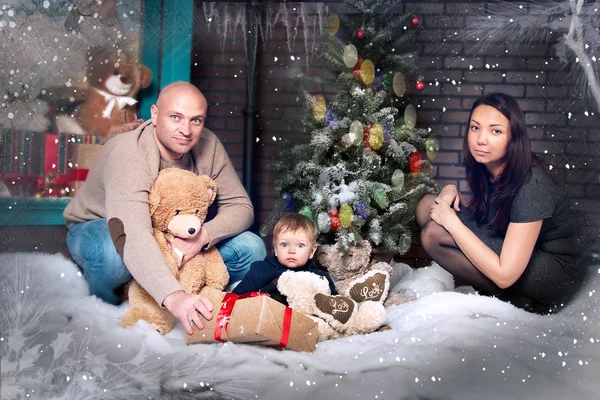 Portrait de Noël d'une jeune famille — Photo