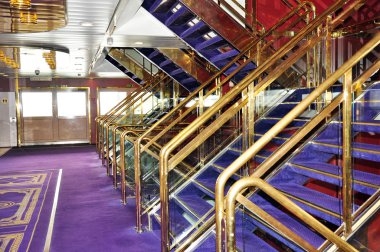 Bir iç merdiven yolcu gemisi