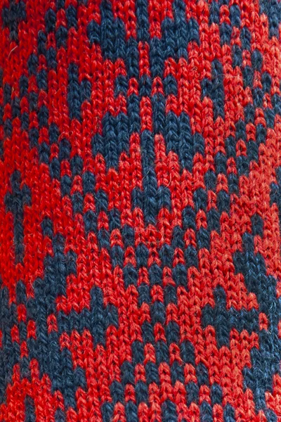 Tricô padrão padrão close-up vermelho e azul fundo — Fotografia de Stock
