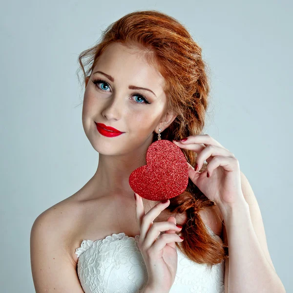 Aftelkalender voor Valentijnsdag. Vrouw met een teken valentine hart. — Stockfoto