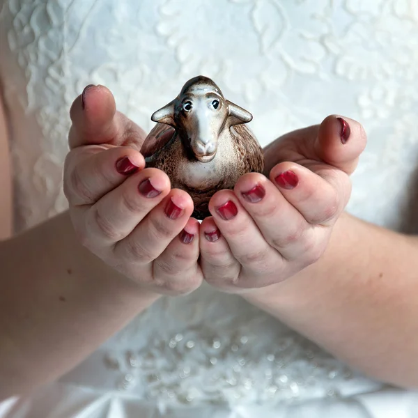 Symbol för året, en get, i händerna på en ung flicka — Stockfoto