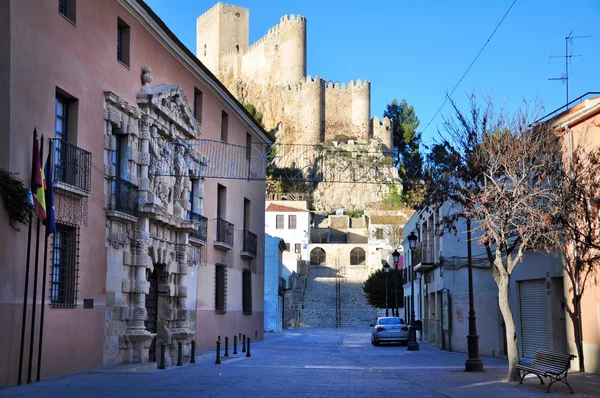 Street and historic castle in Almansa Spagna — Foto Stock