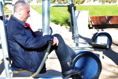 İspanyol adam parkta spor salonunda olmuştur