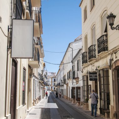 Ronda, İspanya - 6 Mayıs 2014. Ronda beyaz şehir sokakları, 