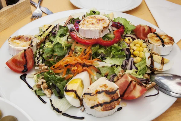 Salada de salada mediterrânea com ovo e queijo brie — Fotografia de Stock