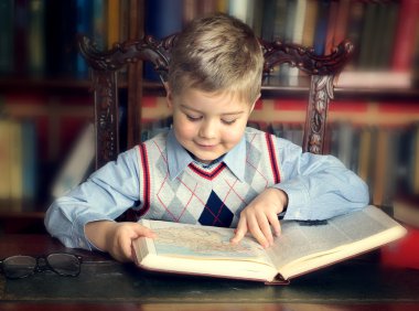 ev kütüphanede kitap okurken erkek