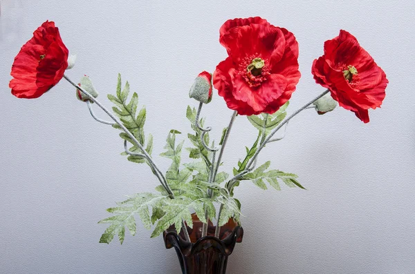 Bouquet de coquelicots artificiels dans un vase — Photo