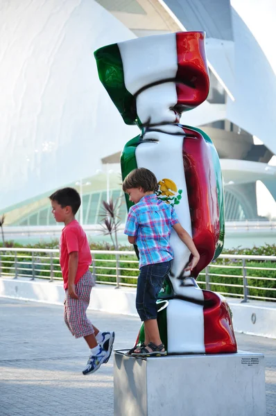 Valencia, Spanien, augusti 2012 - barn som leker på en plast Mex — Stockfoto