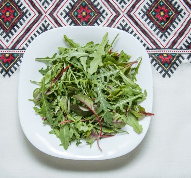 roka (Rucola) bir tabak ve masa örtüsü Ulusal