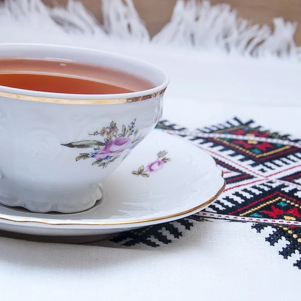 Tasse de thé en porcelaine sur la nappe — Photo