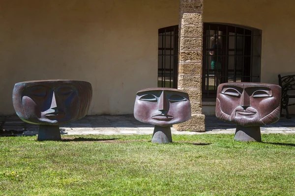 Sculpture in the courtyard of the fortress in Cadiz, Spain — Stock Photo, Image