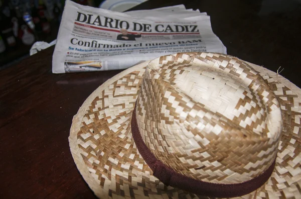 西班牙加的斯, 2014年5月8日-报纸和传统草帽 — 图库照片