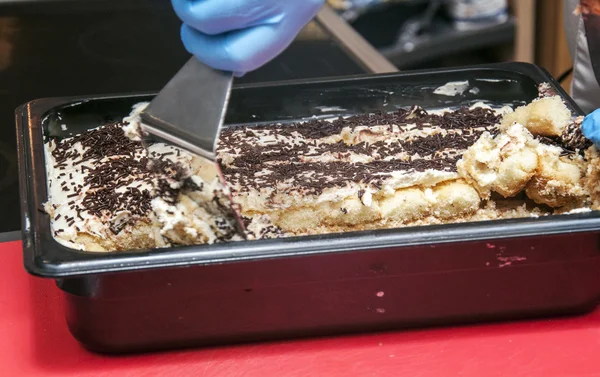 Chef lays on tasting cake plates — Stock Photo, Image