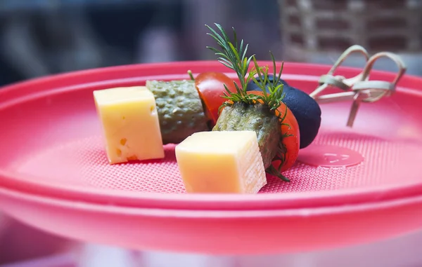 Канапе на шампуре огурец, сыр, помидор, оливки — стоковое фото